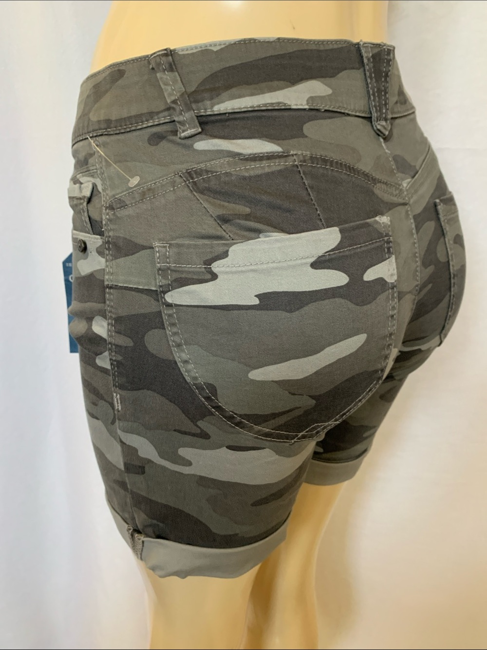 DEMOCRACY Women’s Camo Roll-Cuff Shorts Size 4 Green Camouflage NWT - Picture 7 of 7